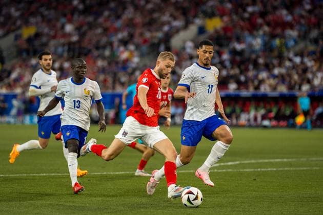 SOCCER - UEFA EURO, EM, Europameisterschaft,Fussball 2024 DUESSELDORF,GERMANY,17.JUN.24 - SOCCER - UEFA EURO 2024, group stage, Austria vs France. Image shows N Golo Kante (FRA), Konrad Laimer (AUT) and William Saliba (FRA).  GEPAxpictures xJohannesxFriedl