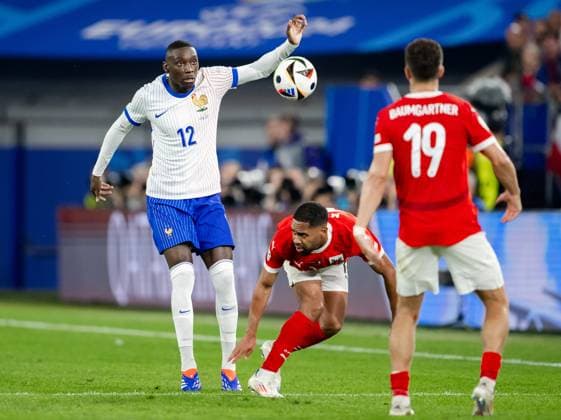 240617 Randal Kolo Muani of France and Phillipp Mwene of Austria during the UEFA Euro 2024 Football Championship match between Austria and France on June 17, 2024 in Düsseldorf Photo Jesper Zerman BILDBYRAN kod JZ JZ0540 fotboll football soccer fotballs em europamästerskap em uefa euro uefa european football championship euro 2024 österrike austria frankrike france bbeng  Copyright: JESPERxZERMAN BB240617JZ114