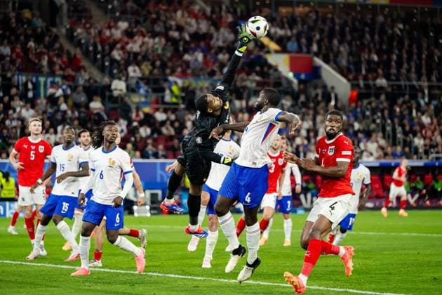 240617 Goalkeeper Mike Maignan of France during the UEFA Euro 2024 Football Championship match between Austria and France on June 17, 2024 in Düsseldorf Photo Jesper Zerman BILDBYRAN kod JZ JZ0540 fotboll football soccer fotballs em europamästerskap em uefa euro uefa european football championship euro 2024 österrike austria frankrike france bbeng  Copyright: JESPERxZERMAN BB240617JZ115