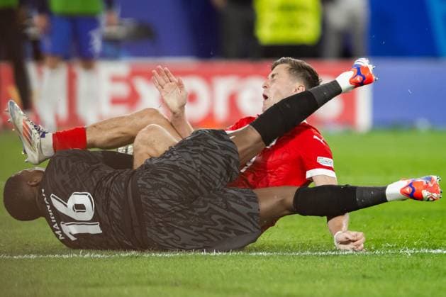 240617 Christoph Baumgartner of Austria and goalkeeper Mike Maignan of France during the UEFA Euro 2024 Football Championship match between Austria and France on June 17, 2024 in Düsseldorf Photo Jesper Zerman BILDBYRAN kod JZ JZ0540 fotboll football soccer fotballs em europamästerskap em uefa euro uefa european football championship euro 2024 österrike austria frankrike france bbeng  Copyright: JESPERxZERMAN BB240617JZ116