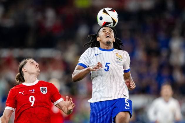 240617 Marcel Sabitzer of Austria and Jules KoundÃ of France during the UEFA Euro 2024 Football Championship match between Austria and France on June 17, 2024 in Düsseldorf Photo Jesper Zerman BILDBYRAN kod JZ JZ0540 fotboll football soccer fotballs em europamästerskap em uefa euro uefa european football championship euro 2024 österrike austria frankrike france bbeng  Copyright: JESPERxZERMAN BB240617JZ118