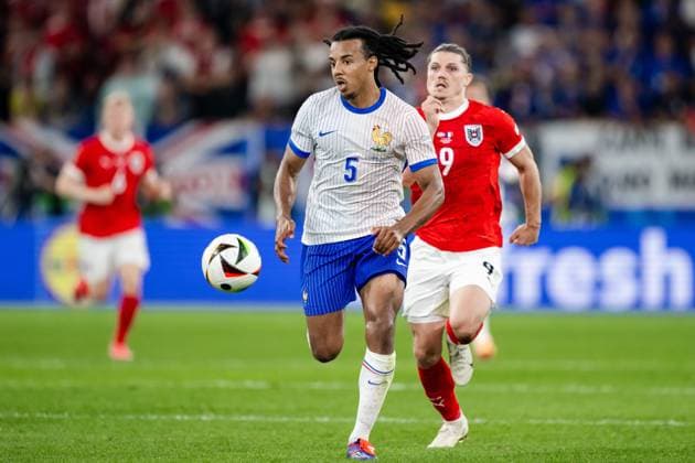 240617 Marcel Sabitzer of Austria and Jules KoundÃ of France during the UEFA Euro 2024 Football Championship match between Austria and France on June 17, 2024 in Düsseldorf Photo Jesper Zerman BILDBYRAN kod JZ JZ0540 fotboll football soccer fotballs em europamästerskap em uefa euro uefa european football championship euro 2024 österrike austria frankrike france bbeng  Copyright: JESPERxZERMAN BB240617JZ119