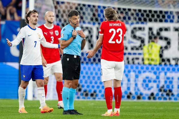 240617 Referee Jesus Gil Manzano during the UEFA Euro 2024 Football Championship match between Austria and France on June 17, 2024 in Düsseldorf Photo Jesper Zerman BILDBYRAN kod JZ JZ0540 fotboll football soccer fotballs em europamästerskap em uefa euro uefa european football championship euro 2024 österrike austria frankrike france bbeng  Copyright: JESPERxZERMAN BB240617JZ120