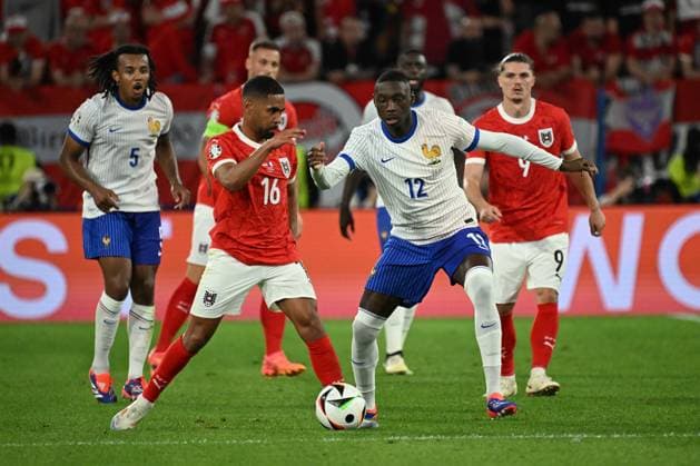 17 06 2024, xjhx, Football EM 2024, Austria France emspor, v l Phillipp Mwene Austria Austria Randal Kolo Muani France duel, action, action, battle for the ball DFL DFB REGULATIONS PROHIBIT ANY USE OF PHOTOGRAPHS as IMAGE SEQUENCES and or QUASI VIDEO Düsseldorf