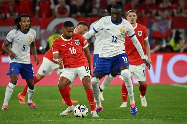 17 06 2024, xjhx, Football EM 2024, Austria France emspor, v l Phillipp Mwene Austria Austria Randal Kolo Muani France duel, action, action, battle for the ball DFL DFB REGULATIONS PROHIBIT ANY USE OF PHOTOGRAPHS as IMAGE SEQUENCES and or QUASI VIDEO Düsseldorf