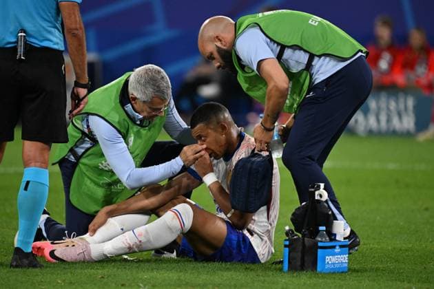 17 06 2024, xjhx, Football EM 2024, Austria France emspor, v l Kylian Mbappe Lottin France with pain, injured, injury bleeding nose nosebleed DFL DFB REGULATIONS PROHIBIT ANY USE OF PHOTOGRAPHS as IMAGE SEQUENCES and or QUASI VIDEO Düsseldorf