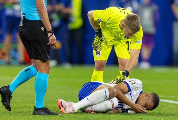 Football - UEFA EURO, EM, Europameisterschaft,Fussball 2024 - Group D - Austria v France DÜSSELDORF, GERMANY - Monday, June 17, 2024: France s captain Kylian MbappÃ with a bloody nose injury during the UEFA Euro 2024 Group D match between Austria and France at the Düsseldorf Arena. (Photo by David Rawcliffe Propaganda) DÜSSELDORF Düsseldorf Arena NORTH RHINE-WESTPHALIA GERMANY  Copyright: xDavidxRawcliffex P2024-06-17-Austria_France-76