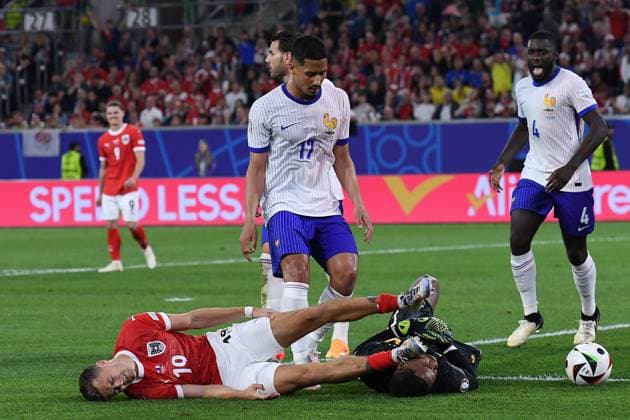 Soccer UEFA EURO 2024 Group Stage 1 Matchday Austria France on 17 06 2024 at the Düsseldorf Arena in Düsseldorf Christoph Baumgartner Austria , left Mike Maignan France , right xRx