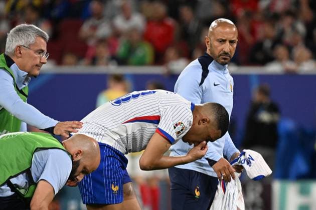 17 06 2024, xjhx, Football EM 2024, Austria France emspor, v l Kylian Mbappe Lottin France with pain, injured, injury bleeding nose nosebleed Patrick Pentz Austria DFL DFB REGULATIONS PROHIBIT ANY USE OF PHOTOGRAPHS as IMAGE SEQUENCES and or QUASI VIDEO Düsseldorf