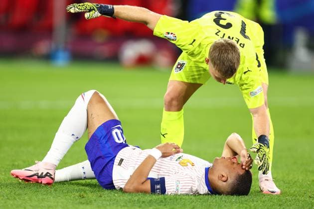 Österreich gegen Frankreich 17. Juni 2024, Düsseldorf UEFA EURO Gruppe D Österreich gegen Frankreich Österreichs Torhüter Patrick Pentz kontrolliert den Franzosen Kylian Mbappe, dessen Nase blutet Foto Charlotte Wilson Abseits Düsseldorf Deutschland  Copyright: xCharlottexWilsonx xOffsidexOffside
