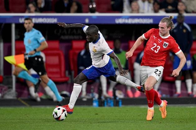 Fußball EURO 2024 Austria - France 8709899 17.06.2024 France s Ferland Mendy and Austria s Patrick Wimmer struggle for the ball during the UEFA EURO, EM, Europameisterschaft,Fussball 2024 Group D soccer match between Austria and France at the Duesseldorf Arena in Duesseldorf, Germany. Alexey Filippov Sputnik Dusseldorf Germany  Copyright: xAlexeyxFilippovx