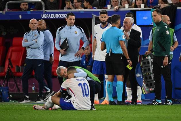17 06 2024, xjhx, European Football Championship 2024, Austria France emspor, v l Kylian Mbappe Lottin France comes back onto the field so that a change can be made and receives a yellow card from referee Gil Manzano, Jesus Spain Coach Head Coach Didier Deschamps France DFL DFB REGULATIONS PROHIBIT ANY USE OF PHOTOGRAPHS as IMAGE SEQUENCES and or QUASI VIDEO Düsseldorf