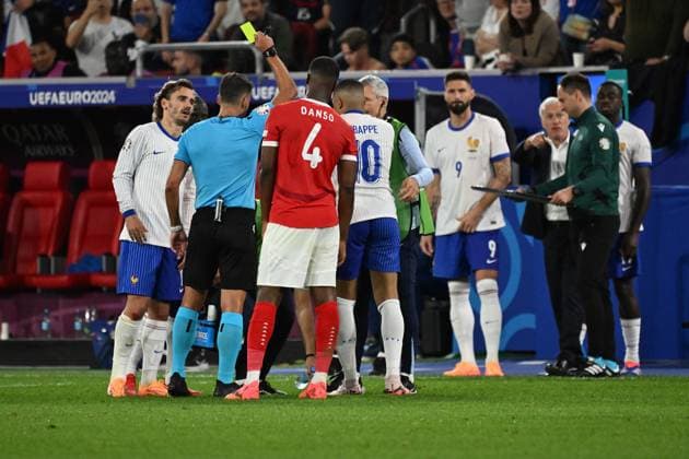 17 06 2024, xjhx, Football EM 2024, Austria France emspor, v l Kylian Mbappe Lottin France returns to the field to allow a change and is shown a yellow card by referee Gil Manzano, Jesus Spain DFL DFB REGULATIONS PROHIBIT ANY USE OF PHOTOGRAPHS as IMAGE SEQUENCES and or QUASI VIDEO Düsseldorf