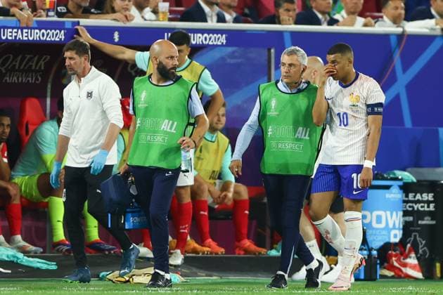 Kylian Mbappà of France with the medical team after getting a facial injury Austria v France, UEFA European Championship, EM, Europameisterschaft 2024, Group D, Football, Dusseldorf Arena, Dusseldorf, Germany, 17 Jun 2024 EDITORIAL USE ONLY No use with unauthorised audio, video, data, fixture lists, club league logos or live services. Online in-match use limited to 120 images, no video emulation. No use in betting, games or single club league player publications. Copyright: xKieranxMcManus Shutterstockx 14539693br