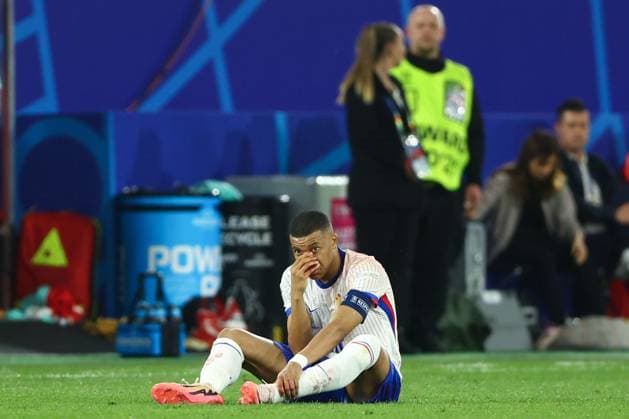 Kylian Mbappà of France goes down injured with a facial injury Austria v France, UEFA European Championship, EM, Europameisterschaft 2024, Group D, Football, Dusseldorf Arena, Dusseldorf, Germany, 17 Jun 2024 EDITORIAL USE ONLY No use with unauthorised audio, video, data, fixture lists, club league logos or live services. Online in-match use limited to 120 images, no video emulation. No use in betting, games or single club league player publications. Copyright: xKieranxMcManus Shutterstockx 14539693bs