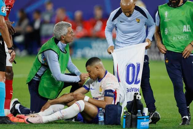 Austria v France: Group D - UEFA EURO, EM, Europameisterschaft,Fussball 2024 Kylian Mbappe of France is treated for nose injury when a new shirt is brought out during the UEFA EURO 2024 group stage match between Austria and France at Düsseldorf Arena on June 17, 2024 in Dusseldorf, Germany. Düsseldorf Düsseldorf Arena Germany Germany Copyright: xRichardxSellers Sportsphoto APLx 14041152