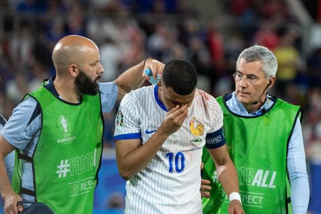 Kylian Mbappe France, 10 is injured and undergoing treatment, GER, Austria AUT vs France FRA , European Football Championship, UEFA EURO 2024, Group D, Matchday 1, 17 06 2024 GER, Austria AUT vs France FRA , European Football Championship, UEFA EURO 2024, Group D, Matchday 1, 17 06 2024 Duesseldorf Copyright: xEibner-Pressefoto Memmlerx EP_MMR