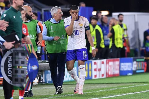 Soccer UEFA EURO 2024 Group stage 1 Matchday Austria France on 17 06 2024 at Düsseldorf Arena in Düsseldorf Kylian Mbappe France , right leaves the pitch injured Injury xRx