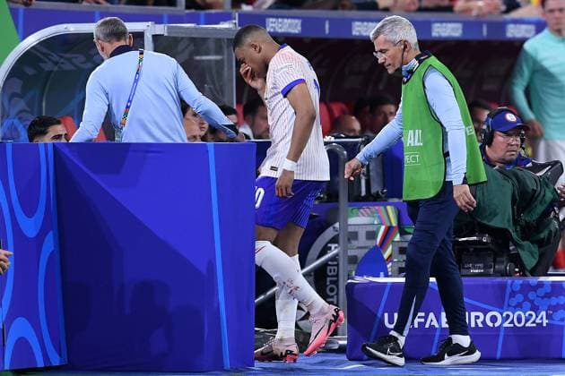 Soccer UEFA EURO 2024 Group Stage 1 Matchday Austria France on 17 06 2024 at Düsseldorf Arena in Düsseldorf Kylian Mbappe France leaves the pitch injured Injury xRx