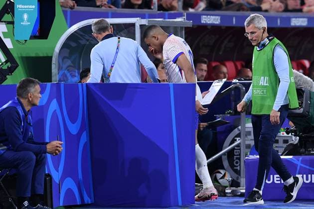 Soccer UEFA EURO 2024 Group Stage 1 Matchday Austria France on 17 06 2024 at Düsseldorf Arena in Düsseldorf Kylian Mbappe France leaves the pitch injured Injury xRx