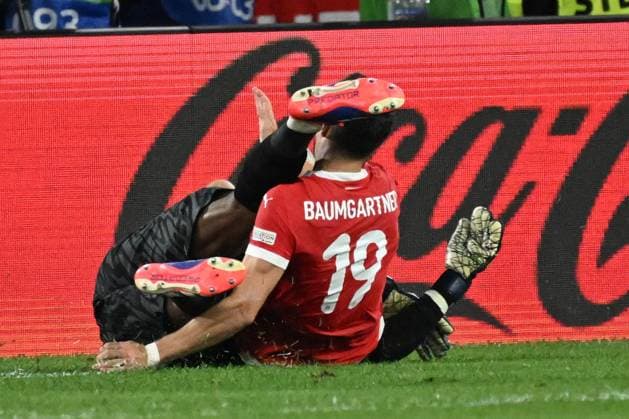 17 06 2024, xjhx, Football EM 2024, Austria France emspor, v l Mike Peterson Maignan France Christoph Baumgartner Austria Zweikampf, Aktion, action, battle for the ball DFL DFB REGULATIONS PROHIBIT ANY USE OF PHOTOGRAPHS as IMAGE SEQUENCES and or QUASI VIDEO Düsseldorf