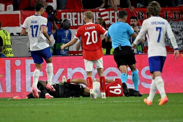 17 06 2024, xjhx, Football EM 2024, Austria France emspor, v l Mike Peterson Maignan France Christoph Baumgartner Austria Zweikampf, Aktion, action, battle for the ball DFL DFB REGULATIONS PROHIBIT ANY USE OF PHOTOGRAPHS as IMAGE SEQUENCES and or QUASI VIDEO Düsseldorf