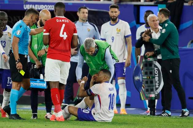 Austria v France: Group D - UEFA EURO, EM, Europameisterschaft,Fussball 2024 Kylian Mbappe of France is booked by Referee Jesus Gil Manzano with Didier Deschamps, Head Coach of France and Fourth official Mykola Balakin on the side line during the UEFA EURO 2024 group stage match between Austria and France at Düsseldorf Arena on June 17, 2024 in Dusseldorf, Germany. Düsseldorf Düsseldorf Arena Germany Germany Copyright: xRichardxSellers Sportsphoto APLx 14041155