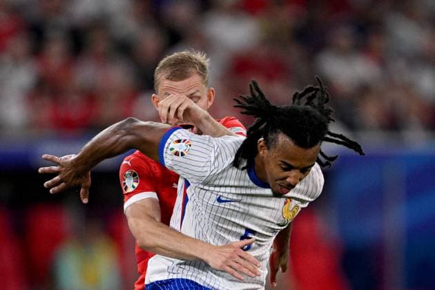 Fußball EURO 2024 Austria - France 8709884 17.06.2024 Austria s Konrad Laimer and Cameroon s Pierre Kunde struggle for the ball during the UEFA EURO, EM, Europameisterschaft,Fussball 2024 Group D soccer match between Austria and France at the Duesseldorf Arena in Duesseldorf, Germany. Alexey Filippov Sputnik Dusseldorf Germany  Copyright: xAlexeyxFilippovx