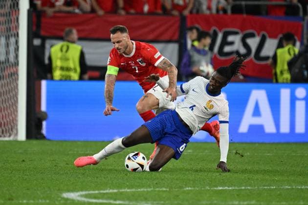 17 06 2024, xjhx, Football EM 2024, Austria France emspor, v l Marko Arnautovic Austria Austria Eduardo Celmi Camavinga France duel, action, action, battle for the ball DFL DFB REGULATIONS PROHIBIT ANY USE OF PHOTOGRAPHS as IMAGE SEQUENCES and or QUASI VIDEO Düsseldorf