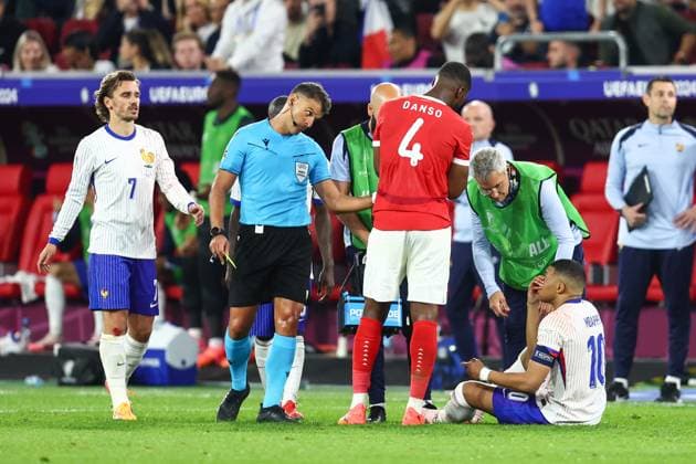 Österreich gegen Frankreich 17. Juni 2024, Düsseldorf UEFA EUROs Gruppe D Österreich gegen Frankreich Schiedsrichter Jesus Gil Manzano zeigt Kylian Mbappe (Frankreich) die gelbe Karte Foto Charlotte Wilson Abseits Düsseldorf Deutschland  Copyright: xCharlottexWilsonx xOffsidexOffside