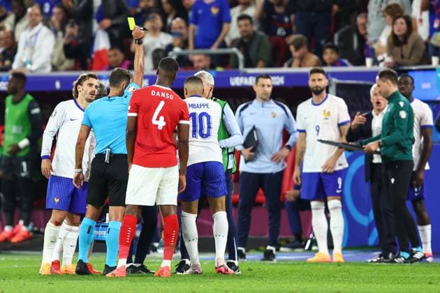 Österreich gegen Frankreich 17. Juni 2024, Düsseldorf UEFA EUROs Gruppe D Österreich gegen Frankreich Schiedsrichter Jesus Gil Manzano zeigt Kylian Mbappe (Frankreich) die gelbe Karte Foto Charlotte Wilson Abseits Düsseldorf Deutschland  Copyright: xCharlottexWilsonx xOffsidexOffside