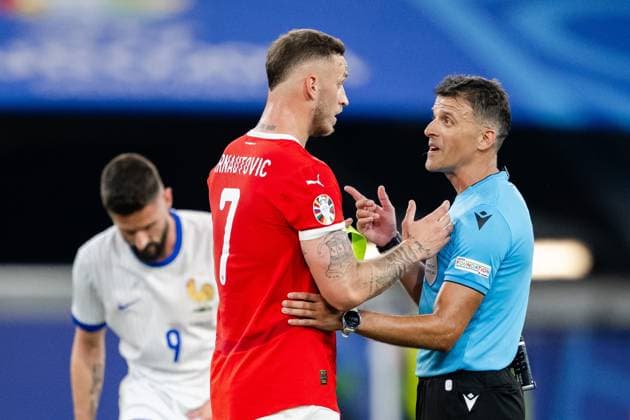 240617 Marko Arnautovic of Austria and referee Jesus Gil Manzano after the UEFA Euro 2024 Football Championship match between Austria and France on June 17, 2024 in Düsseldorf Photo Jesper Zerman BILDBYRAN kod JZ JZ0540 fotboll football soccer fotballs em europamästerskap em uefa euro uefa european football championship euro 2024 österrike austria frankrike france bbeng  Copyright: JESPERxZERMAN BB240617JZ141