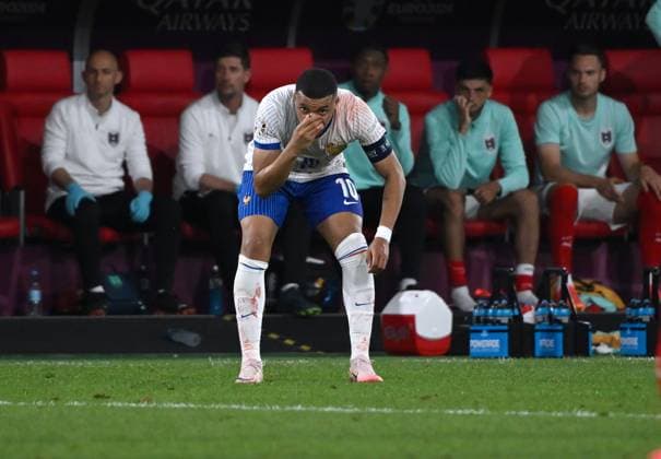 Injury Kylian Mbappe France , returns to the pitch and immediately sits down on the grass 17 06 2024, European Football Championship 2024, Preliminary round, 1 Matchday Austria France Duesseldorf Merkur Spiel Arena Nordrhein Westfalen Germany Team2