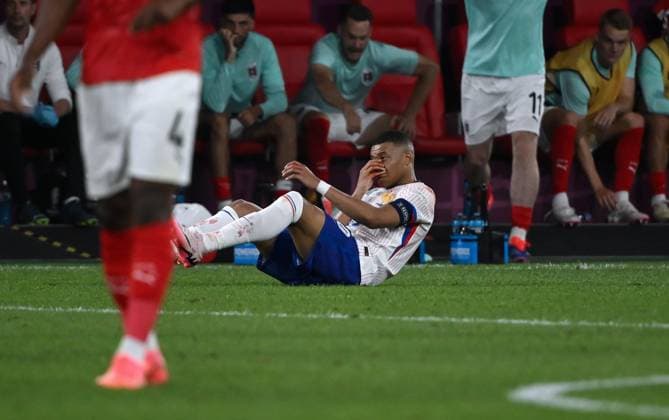 Injury Kylian Mbappe France , returns to the pitch and immediately sits down on the grass 17 06 2024, European Football Championship 2024, Preliminary round, 1 Matchday Austria France Duesseldorf Merkur Spiel Arena Nordrhein Westfalen Germany Team2