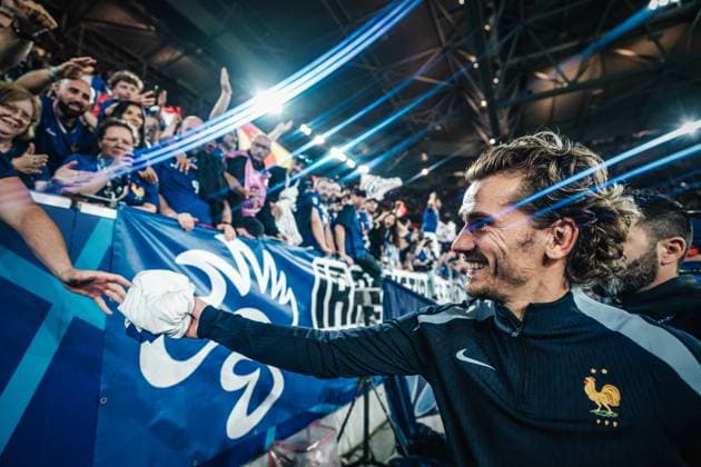 Soccer Men UEFA European Football Championship 2024 Group D Austria vs France 17 06 2024 Antoine Griezmann 7, France gives away his jersey after the match Düsseldorf Düsseldorf Arena Nordrhein Westfalen Germany