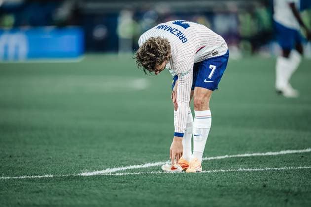 Soccer Men UEFA European Football Championship 2024 Group D Austria vs France 17 06 2024 Antoine Griezmann 7, France lifts his bloody armband Düsseldorf Düsseldorf Arena Nordrhein Westfalen Germany