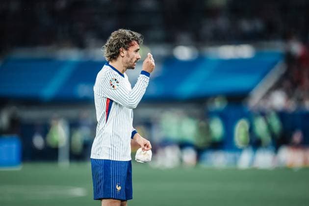 Soccer Men UEFA European Football Championship 2024 Group D Austria vs France 17 06 2024 Antoine Griezmann 7, France with a wound on the head Düsseldorf Düsseldorf Arena Nordrhein Westfalen Germany