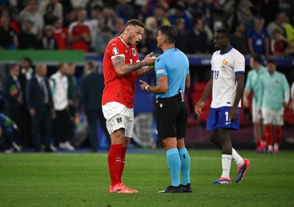 Marko Arnautovic Austria discusses after the match with referee Jesus Gil Manzano ESP 17 06 2024, European Football Championship 2024, Preliminary round, Matchday 1 Austria France Duesseldorf Merkur Spiel Arena Nordrhein Westfalen Germany Team2