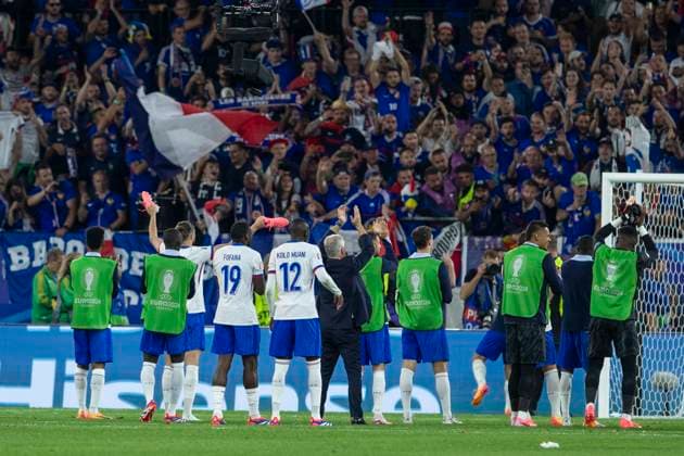 UEFA EURO 2024 Group match Austria France 17 06 2024 The French team celebrates the victory with the fans UEFA EURO 2024 Group match Austria France Arena Düsseldorf, Düsseldorf, on 17 06 2024 Copyright: xBEAUTIFULxSPORTS Meuselx