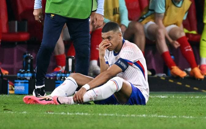 Football, European Championship, EURO 2024, Group D, Merkur Spiel Arena Düsseldorf Austria France 0 1 Kylian Mbappe FRA with bleeding nose