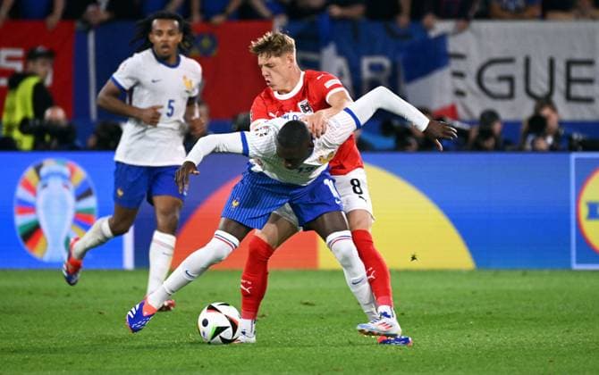 Football, European Championship, EURO 2024, Group D, Merkur Spiel Arena Düsseldorf Austria France 0 1 Alexander Prass AUT , Randal Kolo Muani FRA Action