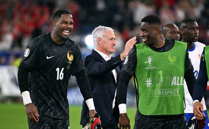 Football, European Championship, EURO 2024, Group D, Merkur Spiel Arena Düsseldorf Austria France 0 1 Mike Maignan FRA , National coach Didier Deschamps FRA cheers, joy, action after the end of the match