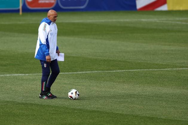 Training Session Luciano Spalletti, head coach of Italy looks on during Italy training session at Hemberg-Stadion on June 17, 2024 in Iserlohn, Germany . Iserlohn Hemberg-Stadion Germany Copyright: xMarcoxCanonierox