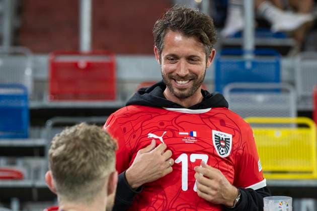 UEFA EURO 2024 Group match Austria France 17 06 2024 Florian Kainz Austria, 17 presents club colleague Mark Uth with his jersey UEFA EURO 2024 Group match Austria France Arena Düsseldorf, Düsseldorf, on 17 06 2024 Copyright: xBEAUTIFULxSPORTS Meuselx