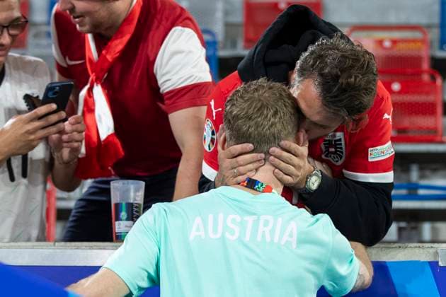 UEFA EURO 2024 Group match Austria France 17 06 2024 Florian Kainz Austria, 17 presents club colleague Mark Uth with his jersey UEFA EURO 2024 Group match Austria France Arena Düsseldorf, Düsseldorf, on 17 06 2024 Copyright: xBEAUTIFULxSPORTS Meuselx