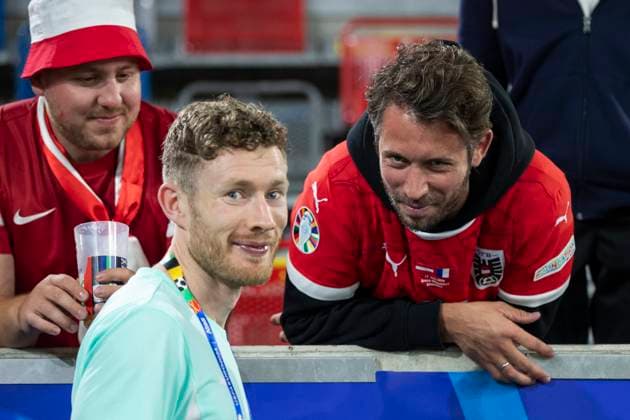 UEFA EURO 2024 Group match Austria France 17 06 2024 Florian Kainz Austria, 17 presents club colleague Mark Uth with his jersey UEFA EURO 2024 Group match Austria France Arena Düsseldorf, Düsseldorf, on 17 06 2024 Copyright: xBEAUTIFULxSPORTS Meuselx