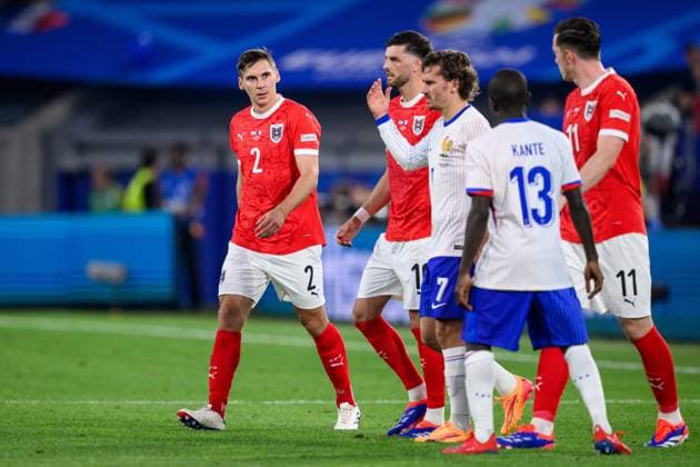 240617 Maximilian Wöber of Austria and Antoine Griezmann of France during the UEFA Euro 2024 Football Championship match between Austria and France on June 17, 2024 in Düsseldorf Photo Jesper Zerman BILDBYRAN kod JZ JZ0540 fotboll football soccer fotballs em europamästerskap em uefa euro uefa european football championship euro 2024 österrike austria frankrike france bbeng  Copyright: JESPERxZERMAN BB240617JZ179
