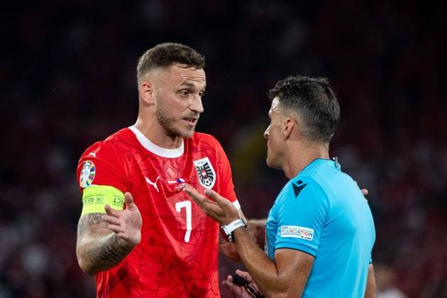 Marko Arnautovic Austria, 07 discusses with referee Jesus Gil Manzano Spain , GER, Austria AUT vs France FRA , European Football Championship, UEFA EURO 2024, Group D, Matchday 1, 17 06 2024 GER, Austria AUT vs France FRA , European Football Championship, UEFA EURO 2024, Group D, Matchday 1, 17 06 2024 Duesseldorf Copyright: xEibner-Pressefoto Memmlerx EP_MMR