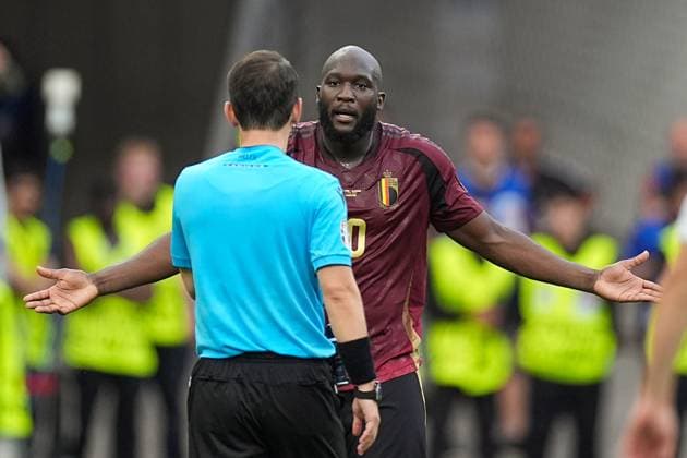 2024-06-17 Belgium v Slovakia - Group E - UEFA EURO, EM, Europameisterschaft,Fussball 2024 FRANKFURT, GERMANY - JUNE 17: Referee Umut Meler discusses with Romelu Lukaku of Belgium during the Group E - UEFA EURO 2024 match between Belgium and Slovakia at Deutsche Bank Park on June 17, 2024 in Frankfurt, Germany. (Photo by Joris Verwijst BSR Agency) Frankfurt Germany Content not available for redistribution in The Netherlands directly or indirectly through any third parties. Copyright: xBSRxAgencyx
