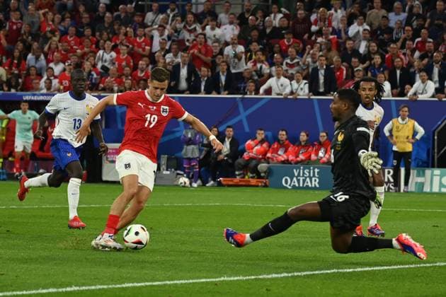 Christoph Baumgartner (Austria)Mike Maignan (France) during the UEFA EURO, EM, Europameisterschaft,Fussball Germany 2024 match between Austria 0-1 France at Dusseldorf Arena on June 17, 2024 in Dusseldorf , Germany. Noxthirdxpartyxsales  (256747768)
